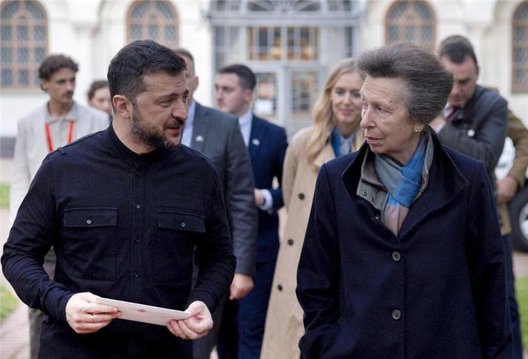 Prinzessin Anne überreichte dem ukrainischen Präsidenten Wolodymyr Selenskyj einen Brief mit Emblem des Königshauses.