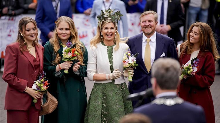 Jubel in Orange: Niederlande feiern Geburtstag des Königs Prinzessin Ariane (l-r) , Prinzessin Amalia, Königin Maxima, König Willem-Alexander und Prinzessin Alexia von den Niederlanden stehen zusammen während des Königstags.