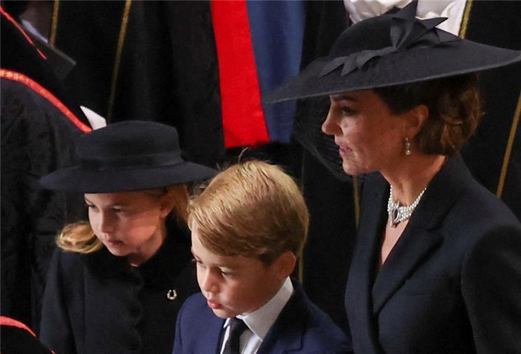 Prinzessin Charlotte (links) und Prinz George mit ihrer Mutter Kate, Prinzessin von Wales