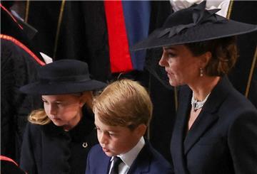 Prinzessin Charlotte (links) und Prinz George mit ihrer Mutter Kate, Prinzessin von Wales