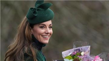 Prinzessin Kate wurde mit Blumen „überhäuft“, wie der Sender Sky News kommentierte.
