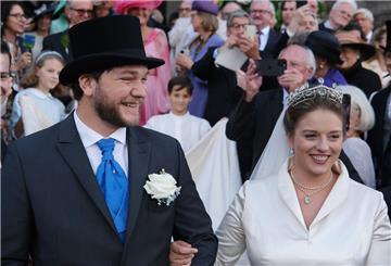 Prinzessin Maria Teresita von Sachsen und ihr Mann Beryl Alexandre de Saporta verlassen nach der Trauung die Hofkirche.