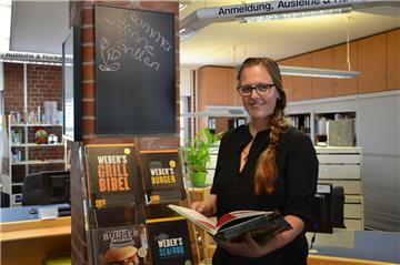 Prisca Vogt ist die neue Leiterin der Zevener Samtgemeinde-Bibliothek. Gefallen hat die gebürtige Baden-Württembergerin unter anderem an der Themenecke gefunden, die derzeit einen Überblick gibt zur Thematik Grillen.