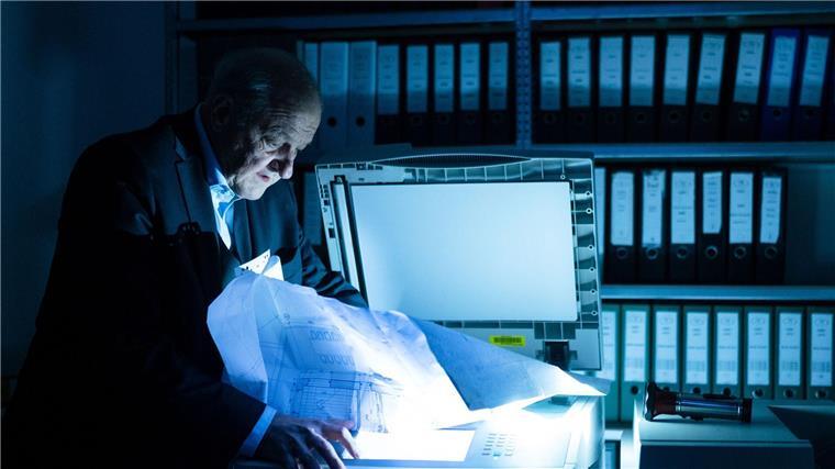 Wie Sherlock und Watson: Der neue „Wilsberg“ Privatdetektiv Georg Wilsberg (Leonard Lansink) bricht in eine Baufirma ein.