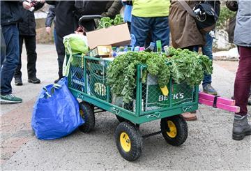 Ein mit Alkohol gefüllter Bollerwagen steht auf Pflaster. 