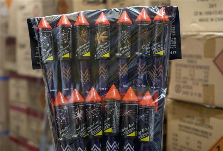 Umfrage-Mehrheit für ein privates Böller-Verbot an Silvester In einem Lager eines Ladengeschäfts für Dekoartikel in Berlin lagern Feuerwerksraketen