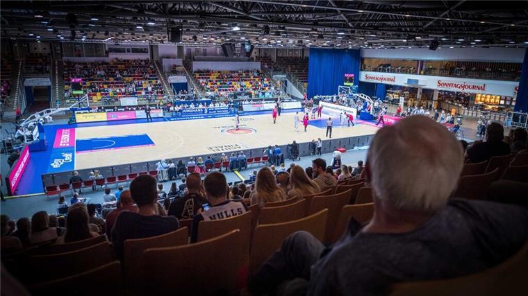 Nur noch 1000 Besucher! Heftige Auflagen für die Stadthalle Bremerhaven Pro A-Basketball mit den Eisbären Bremerhaven und den Nürnberg Falcons in der Stadthalle.
