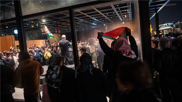 Nan Goldin eröffnet Ausstellung mit Rede über Gaza-Krieg Pro-palästinensische Demonstranten stehen vor der Nationalgalerie.