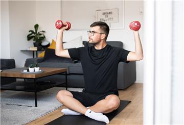 Pro Woche stehen drei Krafttrainings-Einheiten an. Dabei werden die einzelnen Muskelgruppen getrennt trainiert.