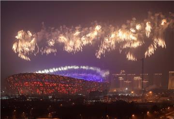Während einer Probe für die Eröffnungsfeier der Olympischen Winterspiele 2022 explodiert Feuerwerk über dem Nationalstadion. 