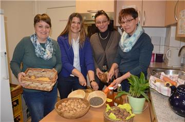 Probekochen mit Nüssen, Samen und Feldfrüchten (von links): Sabine Münz, Melanie Schubert, Heike Bahr und Agnes Dahl in der kleinen Küche des Landvolkhauses. Die Landfrauen freuen sich auf raffinierte Rezepte für ihr neues Buch.