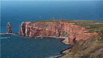 Proben des Ölfilms vor Helgoland werden vom Bundesamt für Seeschifffahrt und Hydrographie analysiert. (Symbolbild)