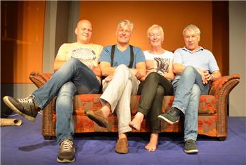 Proben mit Hochdruck an dem neuen Stück: Theaterleiter Roberto Widmer (rechts) mit den beiden Schauspielern  Regina Bühring und Carsten Lappöhn sowie Emil Niqyporik (links), der für die Technik zuständig ist.