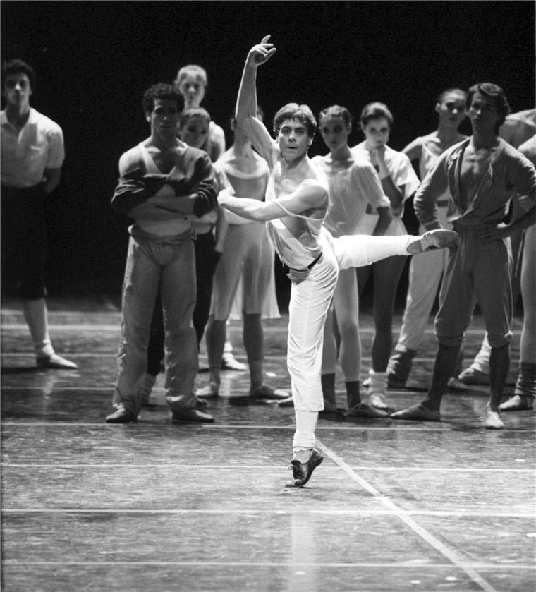 Probenszene mit dem Direktor des Hamburger Balletts, John Neumeier, in der Rolle des „Er“ in der 1988er Uraufführung des Balletts „Über Ionesco: Hamburger Impromptu/Die Stühle“ in der Choreographie von Maurice Bejart.