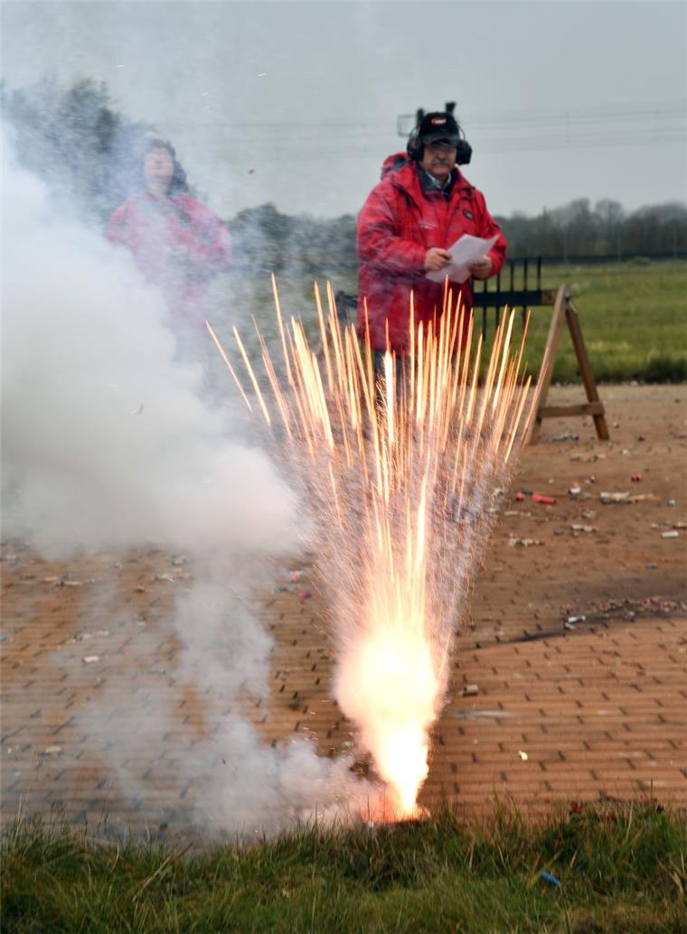 Probeschießen bei Comet:  Michaela Kroos und Eckhard Tischer testen das Feuerwerk.  