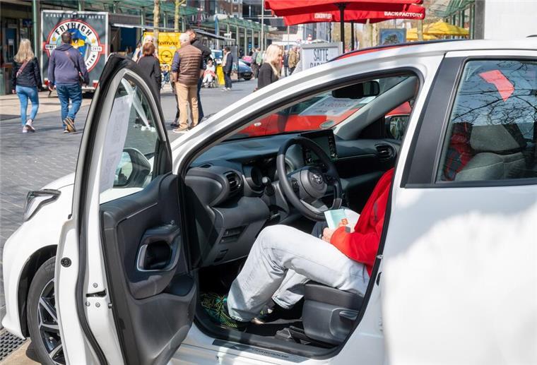 Mobilitätsmeile in Bremerhaven: Infos rund um Autos und E-Mobilität Person sitzt im Auto.