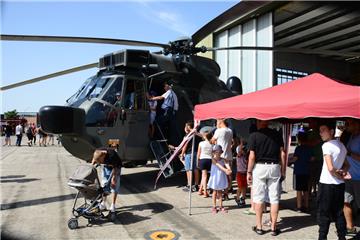 Probesitzen im Cockpit des &quot;Sea King&quot;. Foto: Seelbach