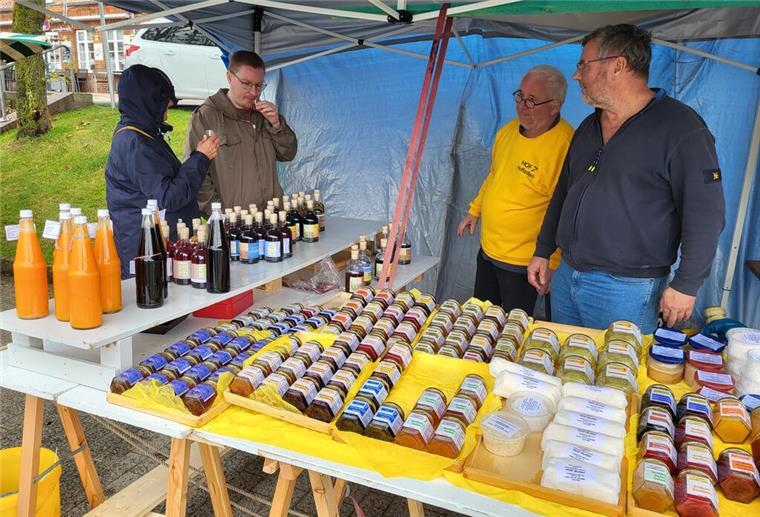 Sturmflut bedeutet vorzeitiges Ende für Markt in Fedderwardersiel Probieren geht über Studieren - dafür gab es reichlich Gelegenheit beim Bauern- und Handwerkermarkt.