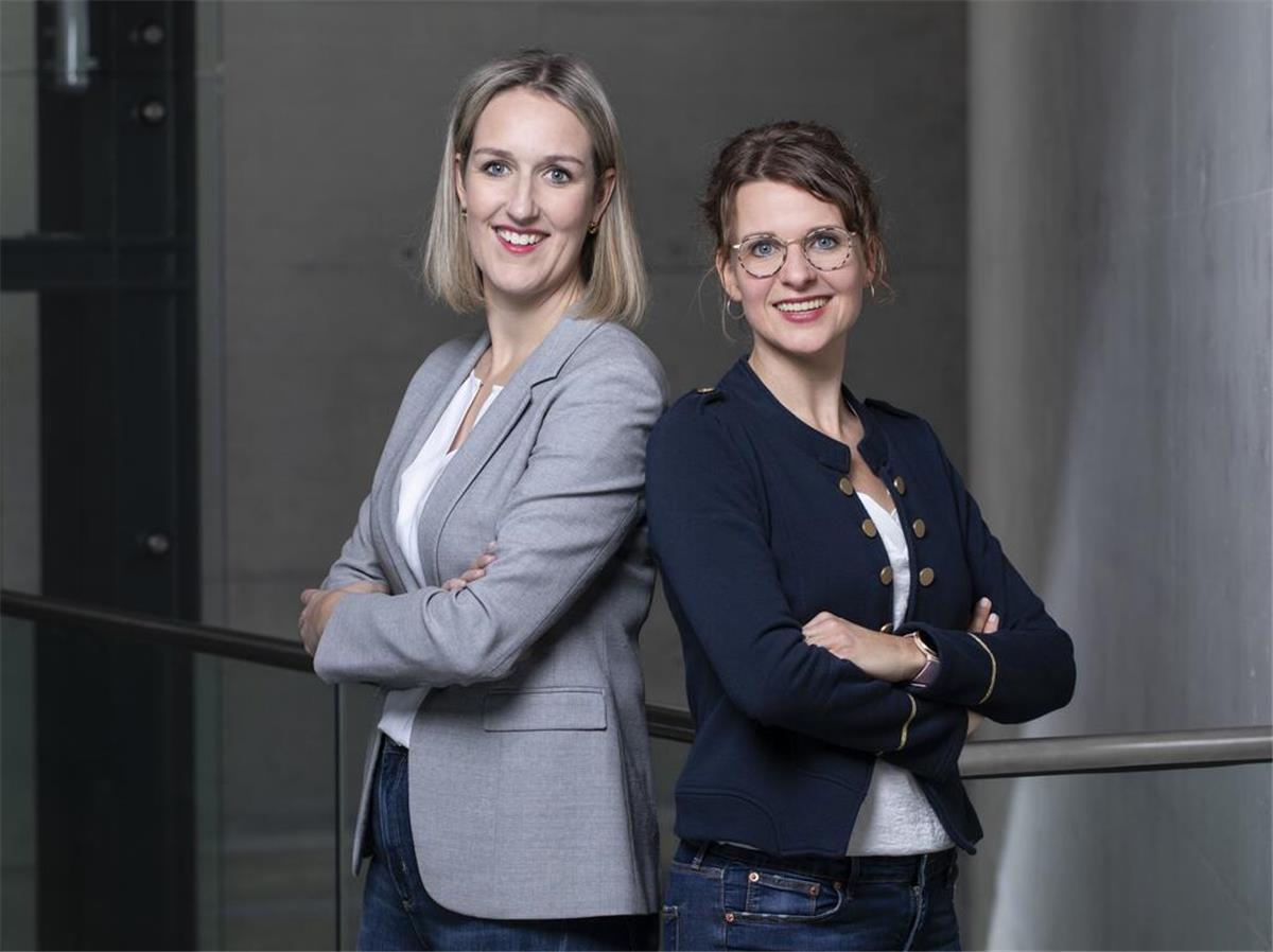 Digitale Marketingstrategien: Hochschule Bremerhaven gründet neues Institut Zwei Frauen lächeln und stehen Rücken an Rücken mit verschränkten Armen. Prof. Dr. Birte Kemmerling (links) und Prof. Dr. Barbara Kleine-Kalmer gründen das Institut, um die Marketing-Expertise der Hochschule Bremerhaven zu stärken und die regionale Wirtschaft mit Markt- und Branchenstudien zu unterstützen.