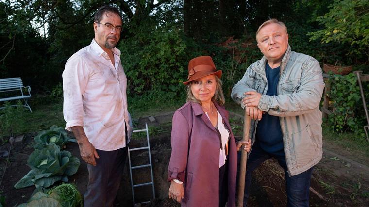 Prof. Karl-Friedrich Boerne (l-r, Jan Josef Liefers), Silke Haller (ChrisTine Urspruch) und Frank Thiel (Axel Prahl) beim Gärtnern.