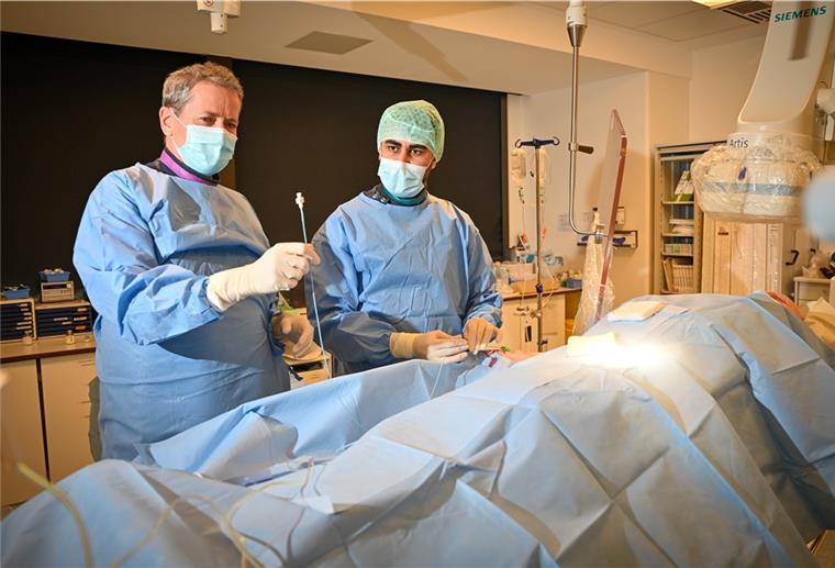 Prof. Rüdiger Dißmann (links), Chefarzt der Herzklinik in Reinkenheide, mit Oberarzt Sabri Muhammad im Herzkatheterlabor des Klinikums Reinkenheide. Dort werden Herzinfarkte behandelt.