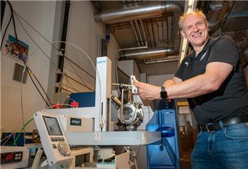 Professor Stefan Wittke im Labor der Hochschule Bremerhaven mit dem Massenspektrometer.