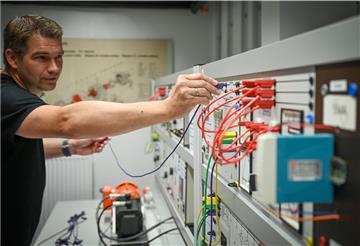 Professor Uwe Werner beschäftigt sich mit Mikronetzen. Nun geht es um die Verknüpfung mit der Wasserstofftechnologie. Foto Scheschonka