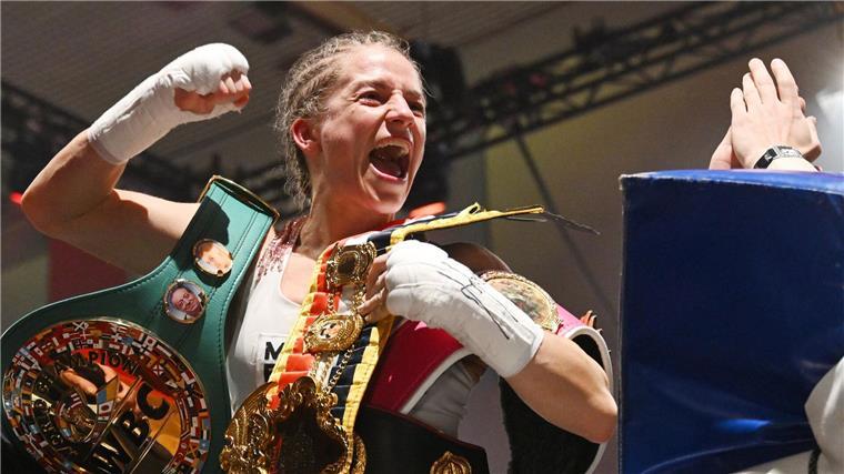 Drei WM-Titel: Tina Rupprecht erobert Box-Thron Profi-Boxerin Tina Ruprrecht feiert ihre drei WM-Titel.