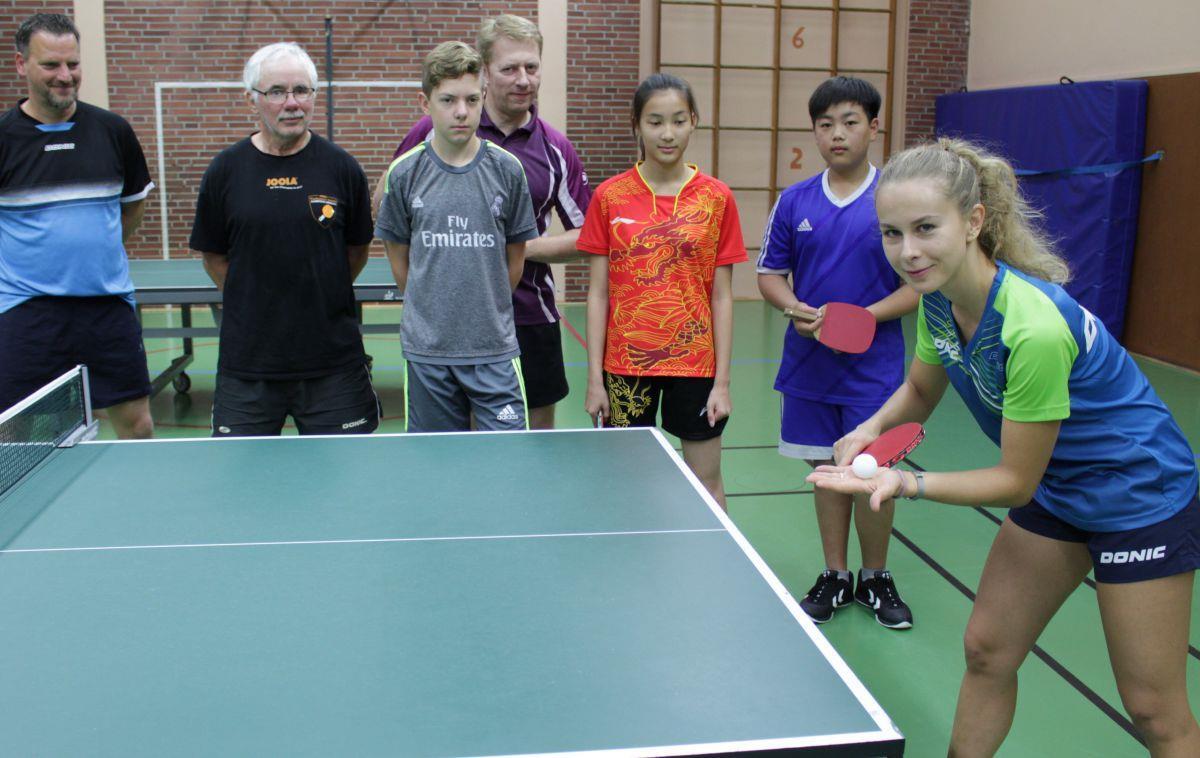 Tischtennis: Profi-Spielerin ist zu Gast in Hagen Profi-Spielerin Katharina Michajlova hat die Einladung des Vereins angenommen und zeigt in der Sporthalle der Grundschule, was man tun muss, um an der Platte Erfolg zu haben.