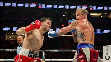Profiboxer Julio César Chávez Jr. (l) hat großen Ärger.