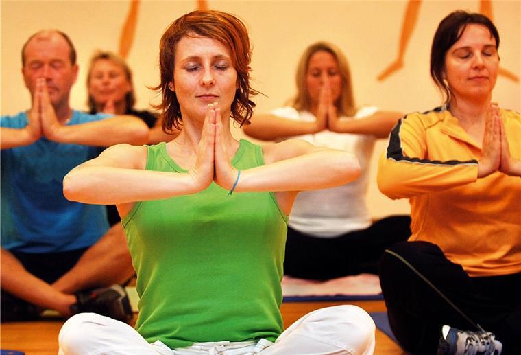 Progressive Muskelentspannung oder Yoga helfen bei der Stressreduktion. Davon profitieren auch die Muskeln im Rücken.