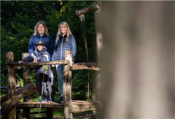 Projekt „mitKids“: Ehrenamtliche schenken Kindern Zeit für Glücksmomente. Im Bild von links: Sylivia, Noah (9) und Projektkoordinatorin Cassandra Berndt. Foto: Hartmann