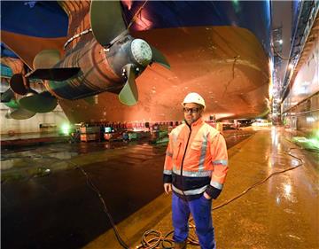 Projektleiter David Porath und sein Team haben im Dock 5 der Werft German Dry Docks in Bremerhaven mit der Verlängerung der Ostseefähre "Peter Pan" begonnen.