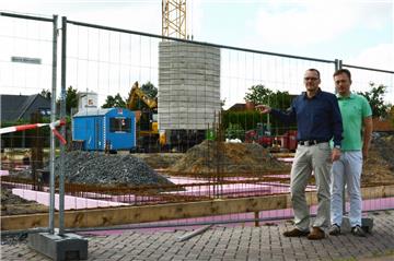 Projektleiter Heiko Ullrich (links) und Architekt Martin Steitz sind zufrieden mit dem Fortschritt der Bauarbeiten am neuen Feuerwehrhaus.