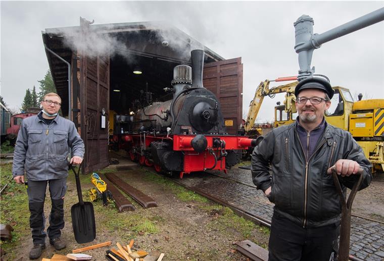 Projektleiter Jannik Wagner (links) und Harald Strube stehen vor der Dampflokomotive "Schunter".