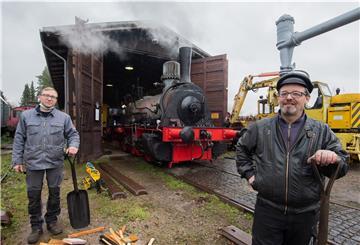 Projektleiter Jannik Wagner (links) und Harald Strube stehen vor der Dampflokomotive "Schunter".