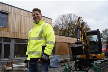 Projektleiter Sascha Hoche auf der Baustelle der neuen Grundschule in Bad Bederkesa.
