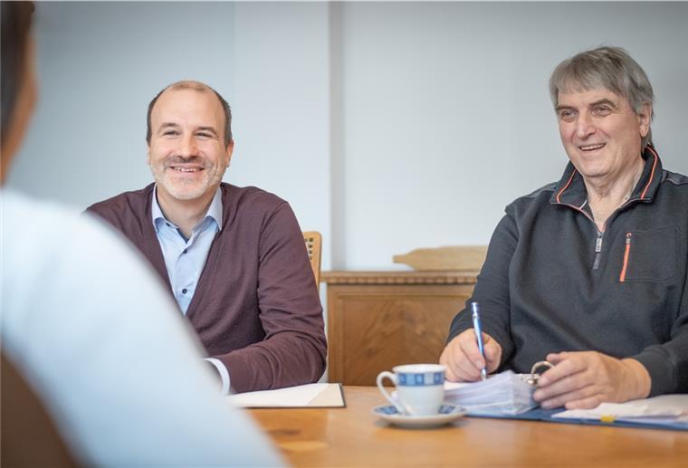 Zwei Männer sitzen an einem Tisch