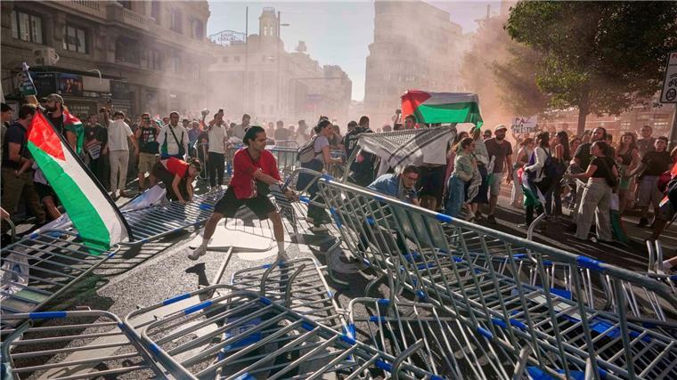 Organisation beklagt Vuelta-Abbruch - 22 Beamte verletzt Propalästinensische Demonstranten hatten für den Abbruch der letzten Vuelta-Etappe gesorgt.
