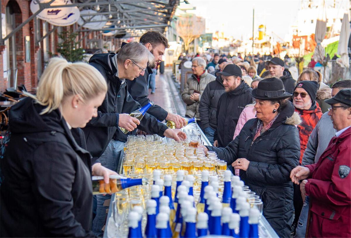 Heute gibt es im Fischereihafen Sekt und Berliner für alle Besucher Sektempfang