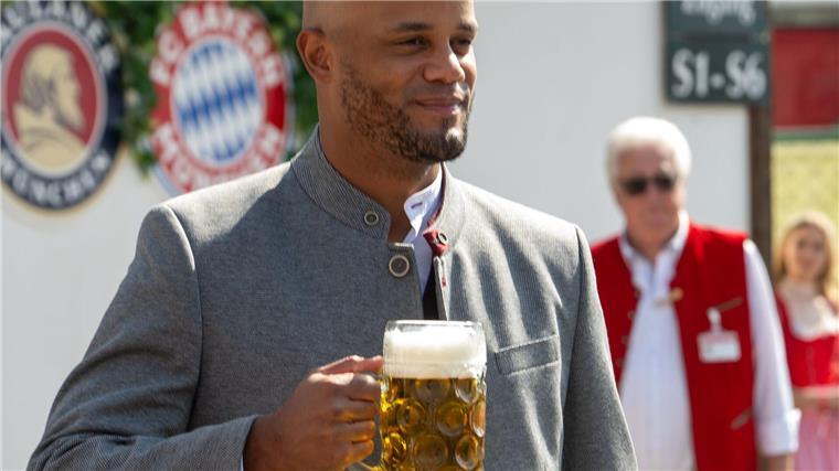20 Tore: Bayern müssen im Bierzelt „nichts schön trinken“ Prosit: Vincent Kompany bei seiner Oktoberfest-Premiere als Bayern-Coach.