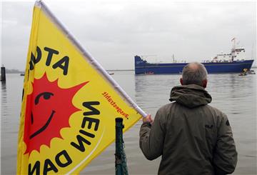 Protest am Weserufer beim letzten Atomtransport über Nordenham im Jahr 2011.