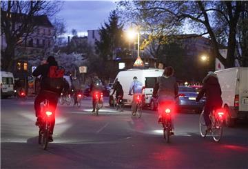 Protest gegen Corona-Beschränkungen: Zahlreiche Radfahrer fahren als Gruppe durch die Berliner Innenstadt.