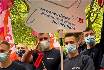 Protestaktion von jungen Mitarbeitern von Premium Aerotec.