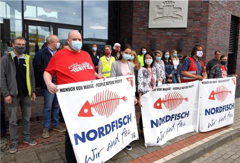 Proteste in der Mittagspause: Beschäftigte der „Nordsee“-Hauptverwaltung demonstrieren für den Erhalt ihrer Arbeitsplätze.