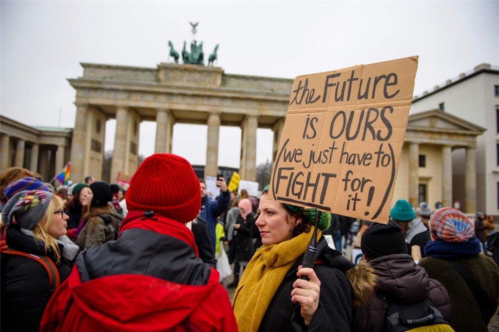 Protestierende Menschenmenge vor dem Brandenburger Tor.