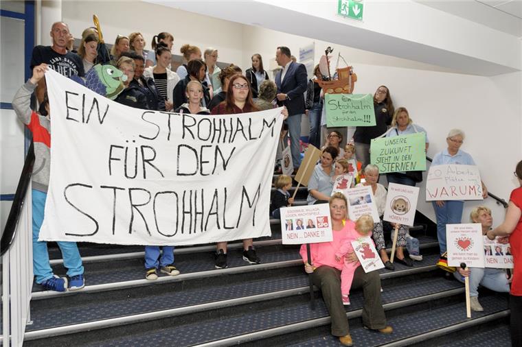 Protestierten erfolglos vor der Stadtverordnetenversammlung: Eltern und Erzieher der von Marika Büsing (SPD) geführten Krippen.
