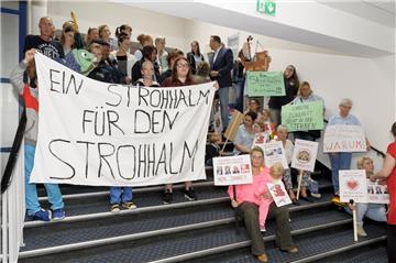 Protestierten erfolglos vor der Stadtverordnetenversammlung: Eltern und Erzieher der von Marika Büsing (SPD) geführten Krippen.