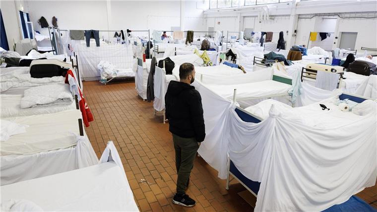 Provisorische Betten sind in einer Halle aufgestellt auf dem Gelände der Landesaufnahmebehörde Niedersachsen.