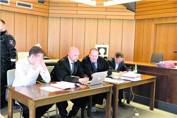 Prozess wegen mutmaßlicher Vergewaltigung in Loxstedt: Die beiden Angeklagten mit ihren Anwälten vor Gericht.